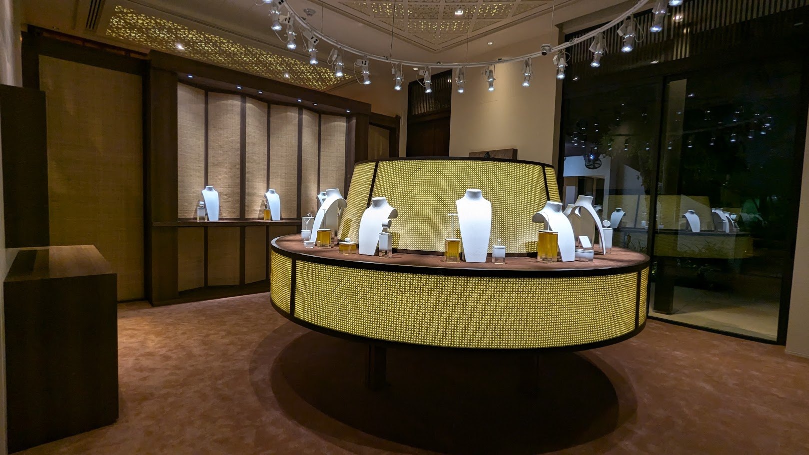 Warm jewellery display environment